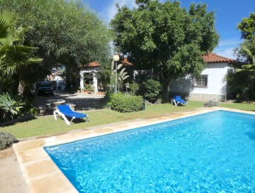 Campo de Dani con piscina privada y hermoso jardín cerca de Conil