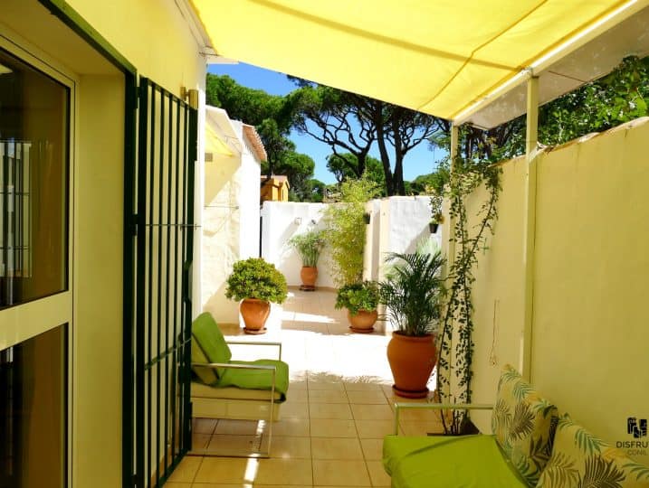 Patio amueblado con acceso desde la cocina y el jardín - Villa Alondra