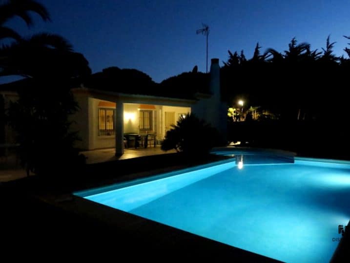 Piscina y terraza de noche - Villa Alondra