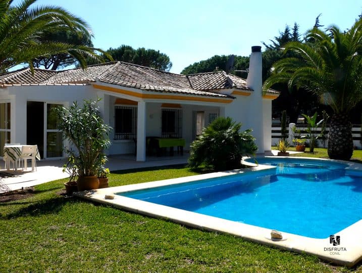 Vista a la terraza y a la piscina - Villa Alondra