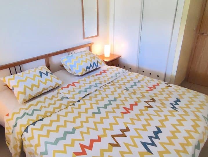 Habitación con cama de matrimonio y armario empotrado - Villa Alondra