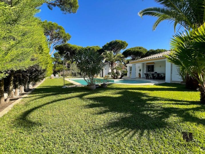 Vista sobre el jardín hacía la casa y la piscina - Villa Alondra