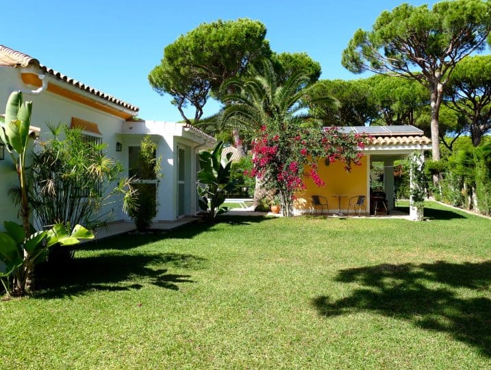 Parte trasera del jardín hacia la casa de la piscina - Villa Alondra