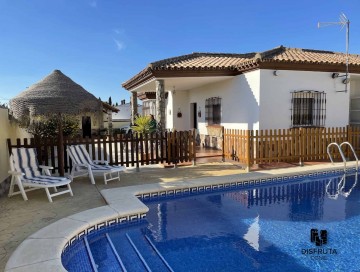 Hermanos Ramirez, vista desde la piscina privada a la casa