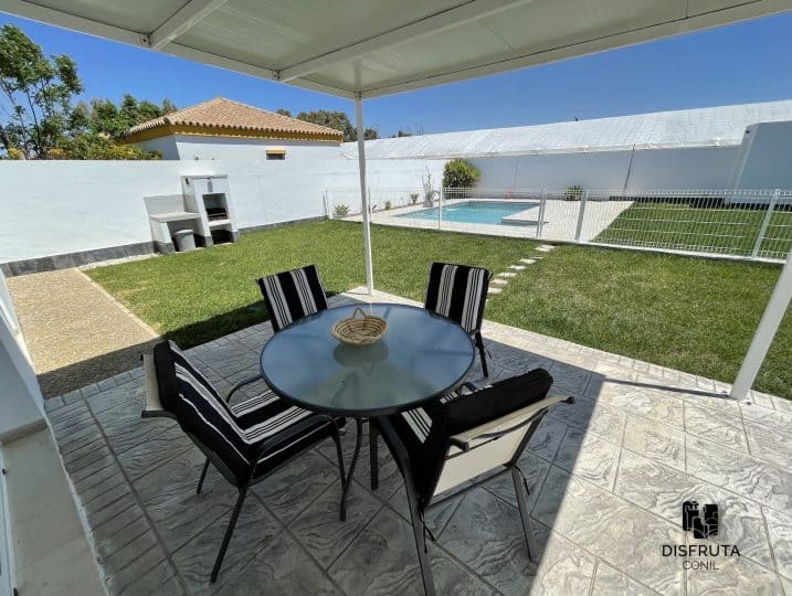 Casa Rubio, vista desde la terraza al jardín y a la zona de la piscina