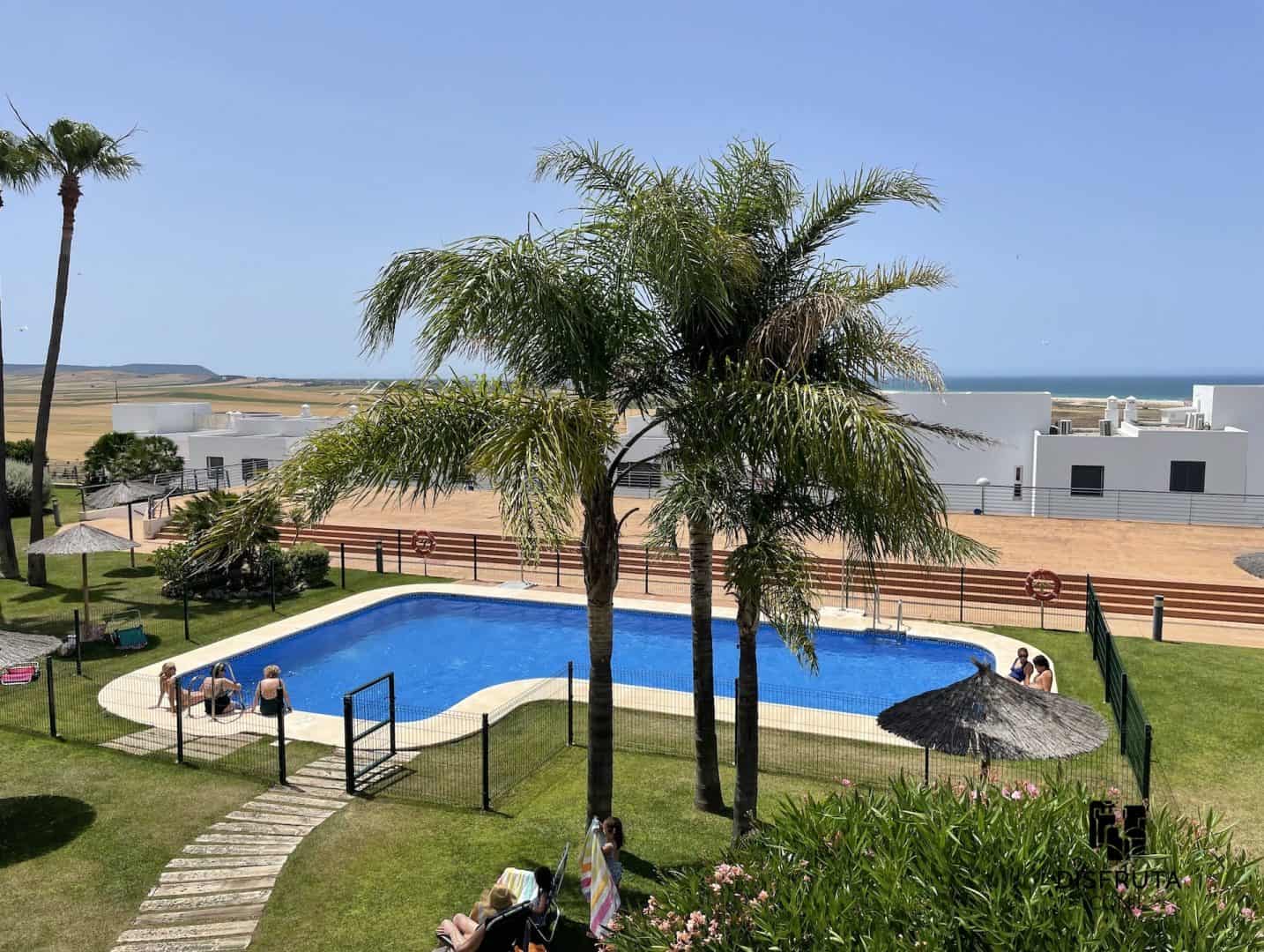 Ana Rossetti, Blick von der Terrasse über den Gemeinschaftspool zum Meer