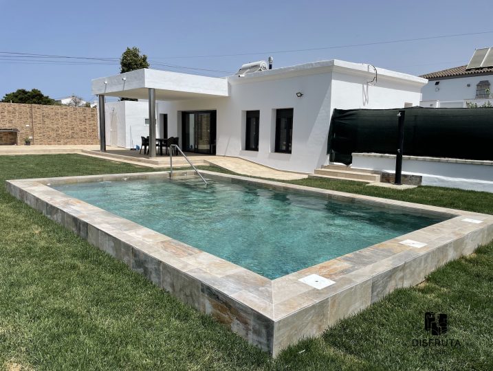 Namaste, vista sobre la piscina hacia la casa y la zona de barbacoa