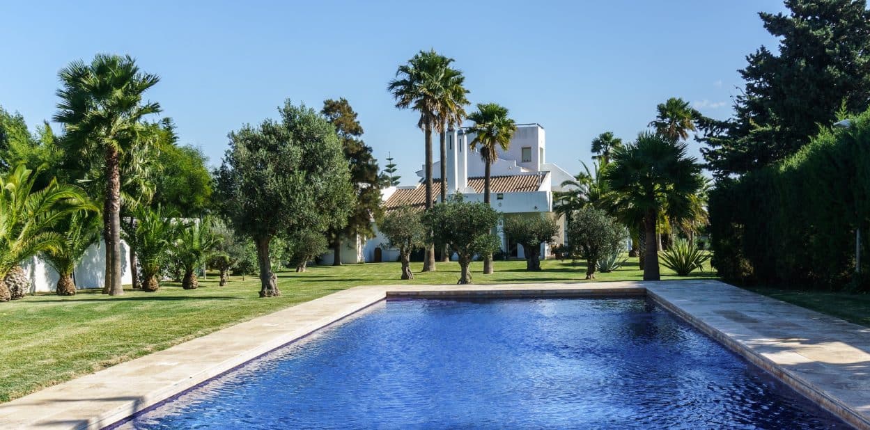 Villa Mimosa, vista sobre la piscina de 18 metros y el jardín de la villa. - Villa Mimosa