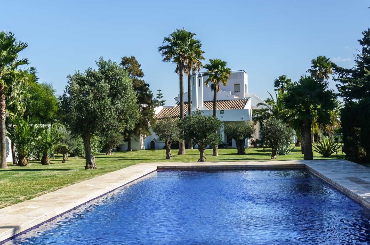 Villa Mimosa, vista sobre la piscina de 18 metros y el jardín de la villa.