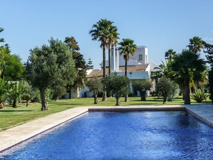 Villa Mimosa, vista sobre la piscina de 18 metros y el jardín de la villa.