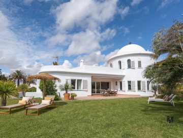 La Cúpula, vista del jardín a la villa